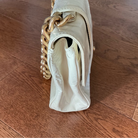 Marc Jacob’s “URSULA” Beige Patent Leather Bag with Gold Chain Handle - Picture 5 of 13